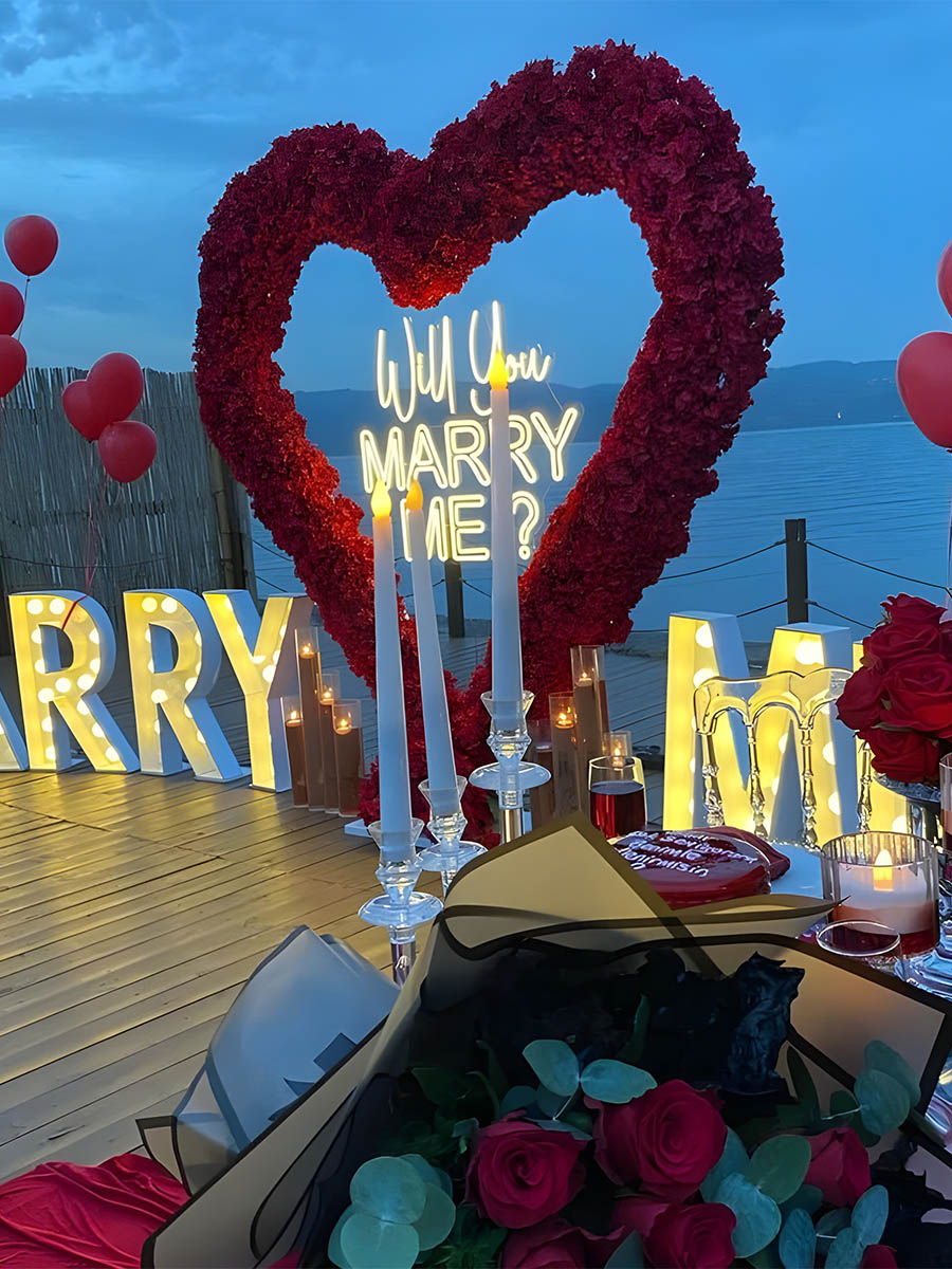 Lakeside Red Flower Heart Arch Frame