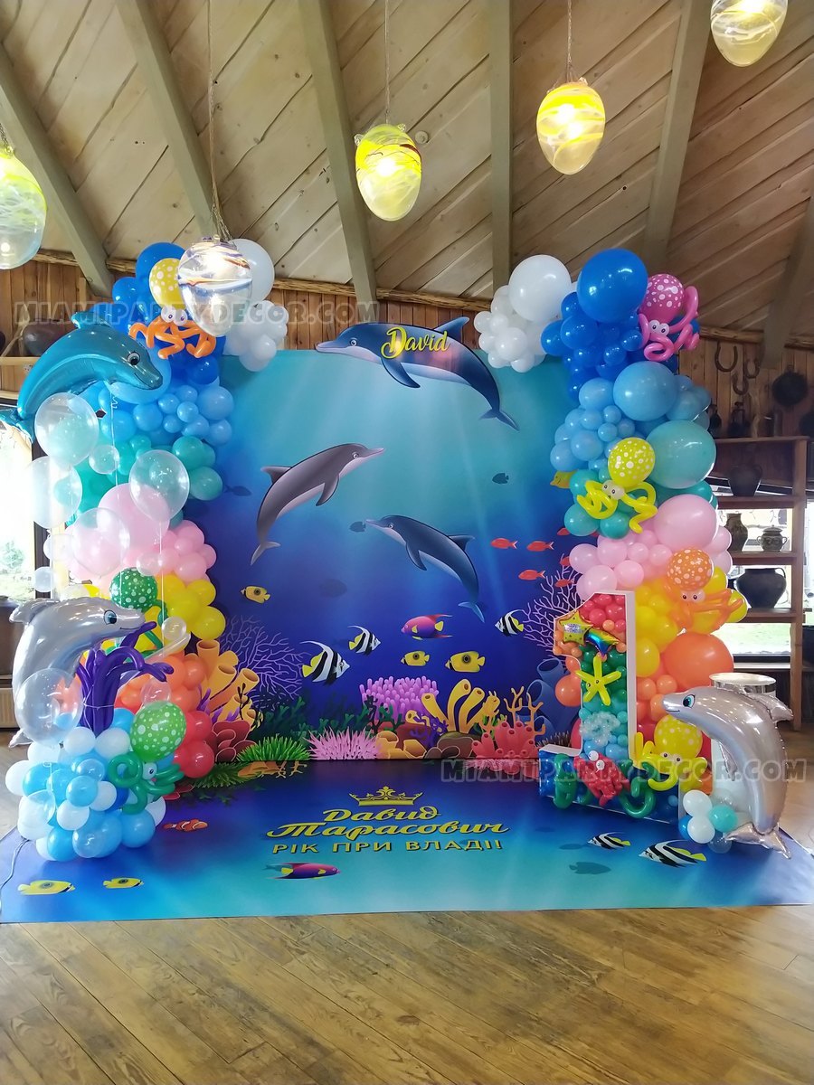 Underwater-Themed Balloon Installation With Sea-Creature Sculptures